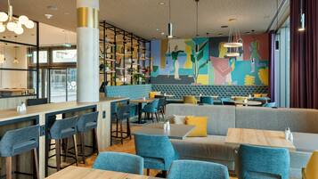 Tägliches Frühstücksbuffet (24 EUR pro Person)