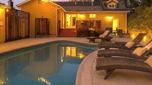 A swimming pool with lounge chairs and a house in the background. - The Elm House: Private Pool, Hot Tub, Napa Getaway (Napa)