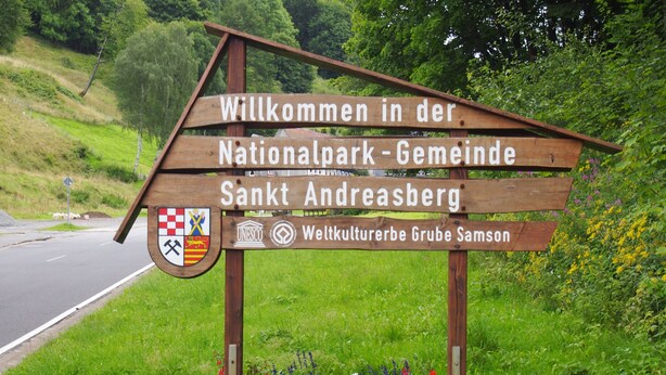 A wooden welcome sign for the Nationalpark-Gemeinde Sankt Andreasberg, featuring a crest and UNESCO logo. - Apartment Julius 4 - nice, quiet and in the middle - (Sankt Andreasberg)