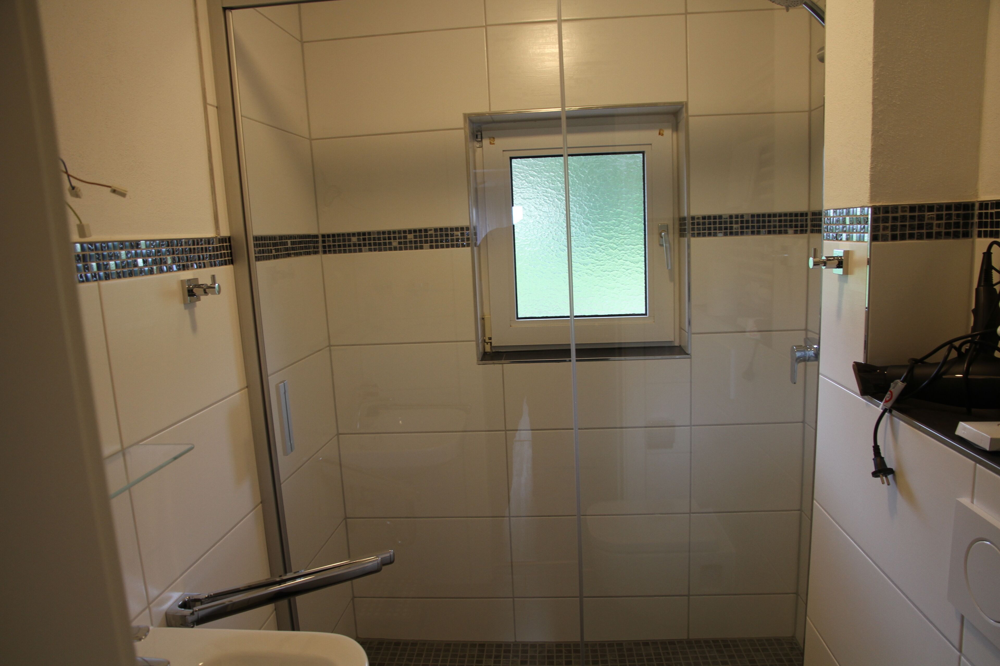 Dusche, Haartrockner, Handtücher, Seife