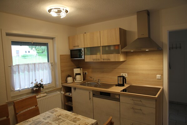 Kjøleskap, mikrobølgeovn, ovn og kokeplater