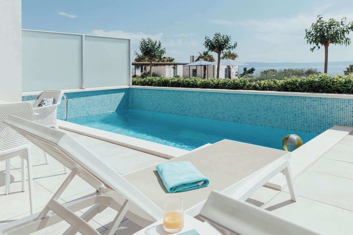 Royal apartment with private pool sea side
