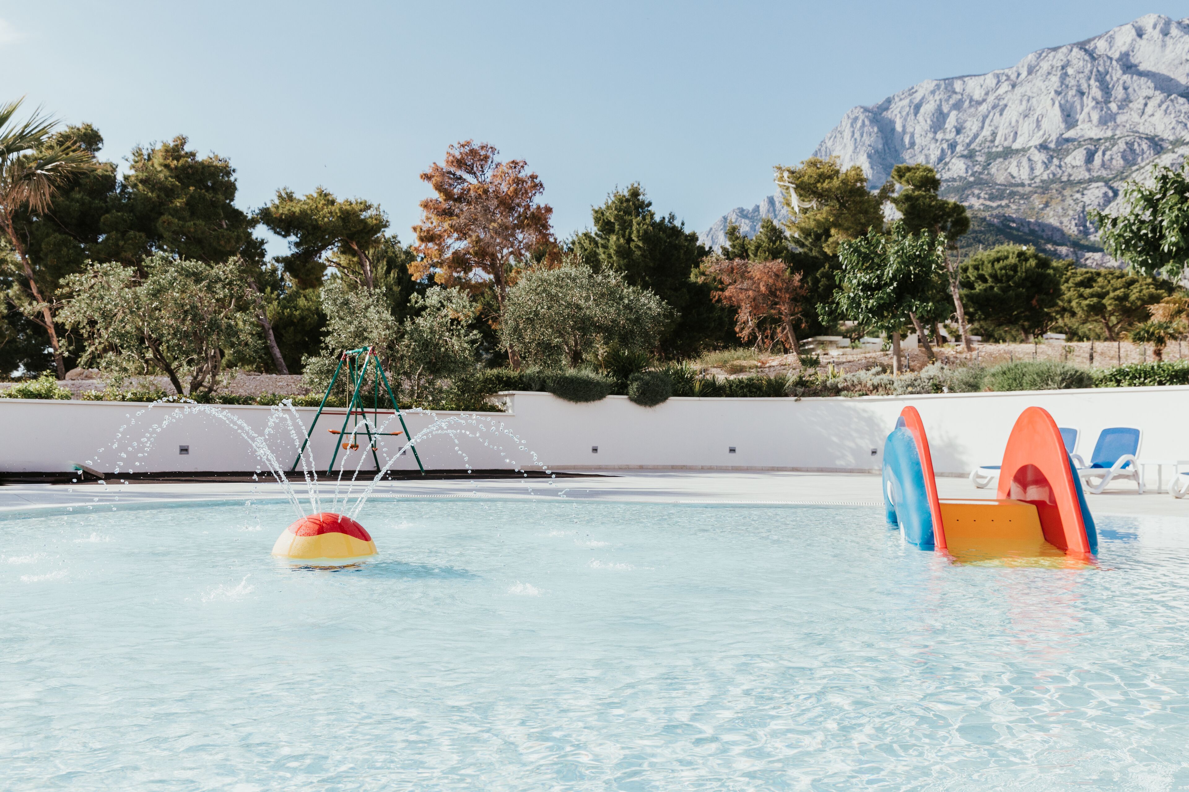 季节性开放的室外游泳池，08:00 至 20:00 开放，池畔遮阳伞，日光浴躺椅