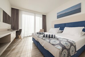 Deluxe Two-Bedroom Apartment with Sea View | Selimut bulu angsa, busa memori, brankas, dan meja kerja