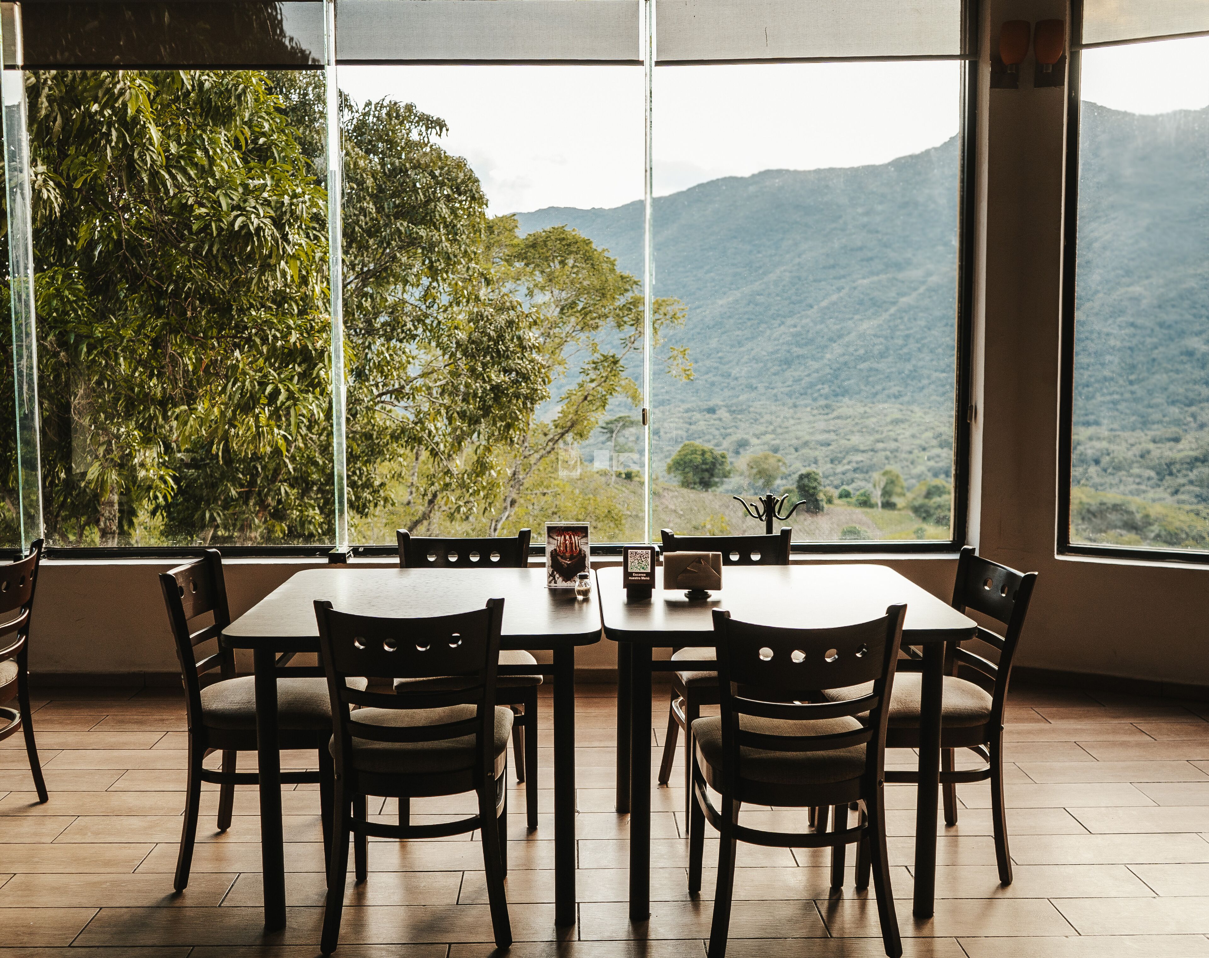 供應早餐、午餐和晚餐，游泳池景觀