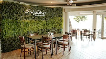 Se sirven desayunos, comidas y cenas con vista a la alberca