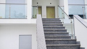 Una escalera conduce a un piso superior, con una puerta marcada 'A' y otra marcada 'B'.