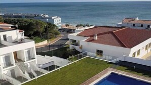 Zona residencial con piscina, vista al mar y edificios modernos.