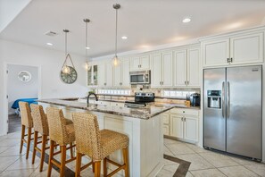 Fridge, microwave, dishwasher, coffee/tea maker - PAIR-A-DICE - Great 3rd row home with observation/Sun deck and Gulf Views! (Crystal Beach)