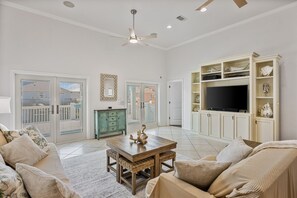 TV - PAIR-A-DICE - Great 3rd row home with observation/Sun deck and Gulf Views! (Crystal Beach)