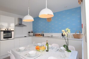 Microondas, horno, lavavajillas y tostadora 