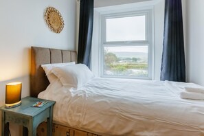 3 habitaciones, tabla de planchar con plancha y cuna de viaje 