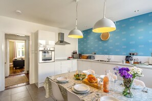 Micro-ondes, four, lave-vaisselle, grille-pain