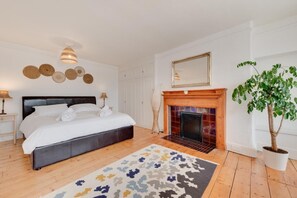 3 chambres, fer et planche à repasser, lit de bébé portatif