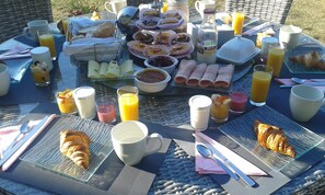 Desayuno continental gratuito y diario
