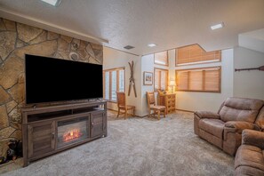 TV, fireplace, foosball - Cozy Getaway with Access to Exclusive Golf (Sunriver)