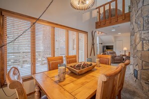 Dining - Cozy Getaway with Access to Exclusive Golf (Sunriver)