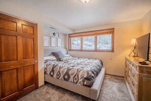 3 bedrooms, internet, bed sheets - Cozy Getaway with Access to Exclusive Golf (Sunriver)