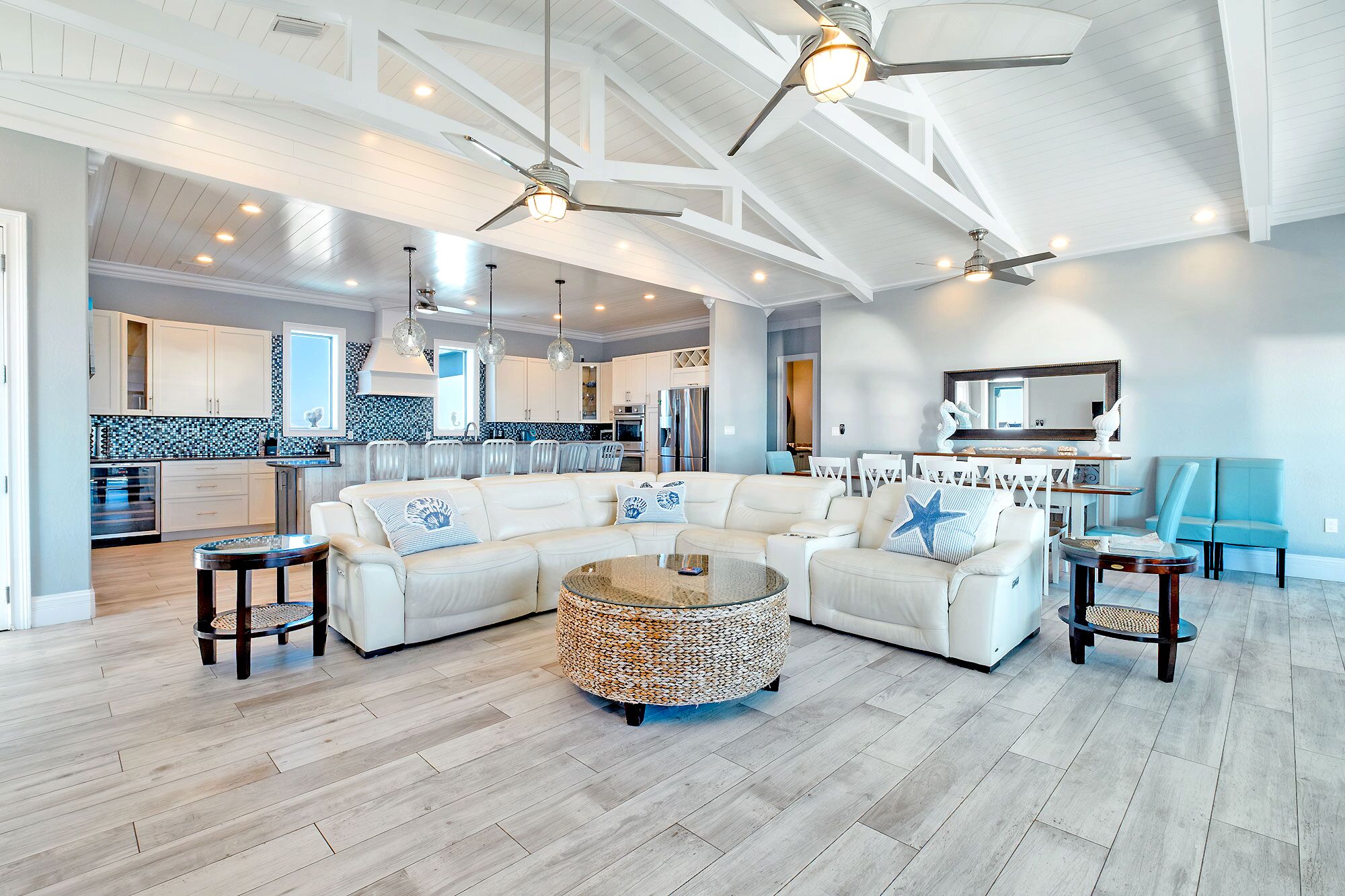 Smart-TV, Videospiele, DVD-Player, Stereoanlage