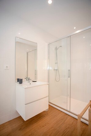 Shower, hair dryer, towels - Liiiving in Porto - Ribeira Vintage View (Porto)