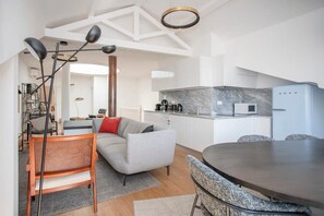 Unclassified image, 5 of 76, button