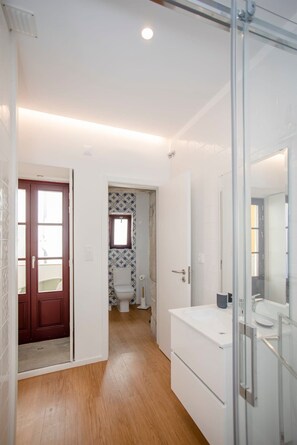 Een douche, een haardroger, handdoeken