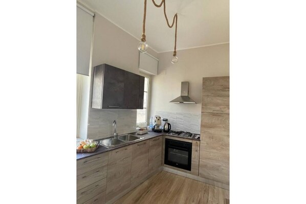 Kühlschrank, Ofen, Herdplatte, Wasserkocher mit Kaffee-/Teezubehör