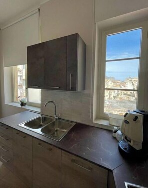 Frigorifero, forno, piano cottura, macchina per tè/caffè