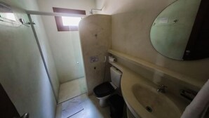 Un baño pequeño y funcional con inodoro, lavabo y espejo.