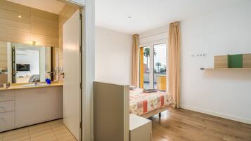 Coffres-forts dans les chambres, fer et planche Ă repasser