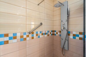 Dusche, Haartrockner, Handtücher