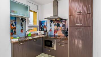 Kühlschrank, Mikrowelle, Ofen, Geschirrspüler