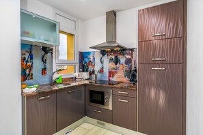 Een koelkast, een microgolfoven, een oven, een vaatwasser