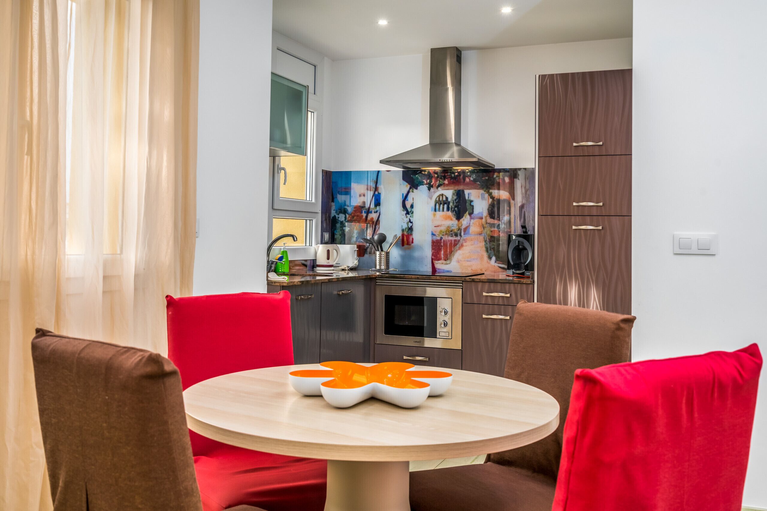 Een koelkast, een magnetron, een oven, een vaatwasser