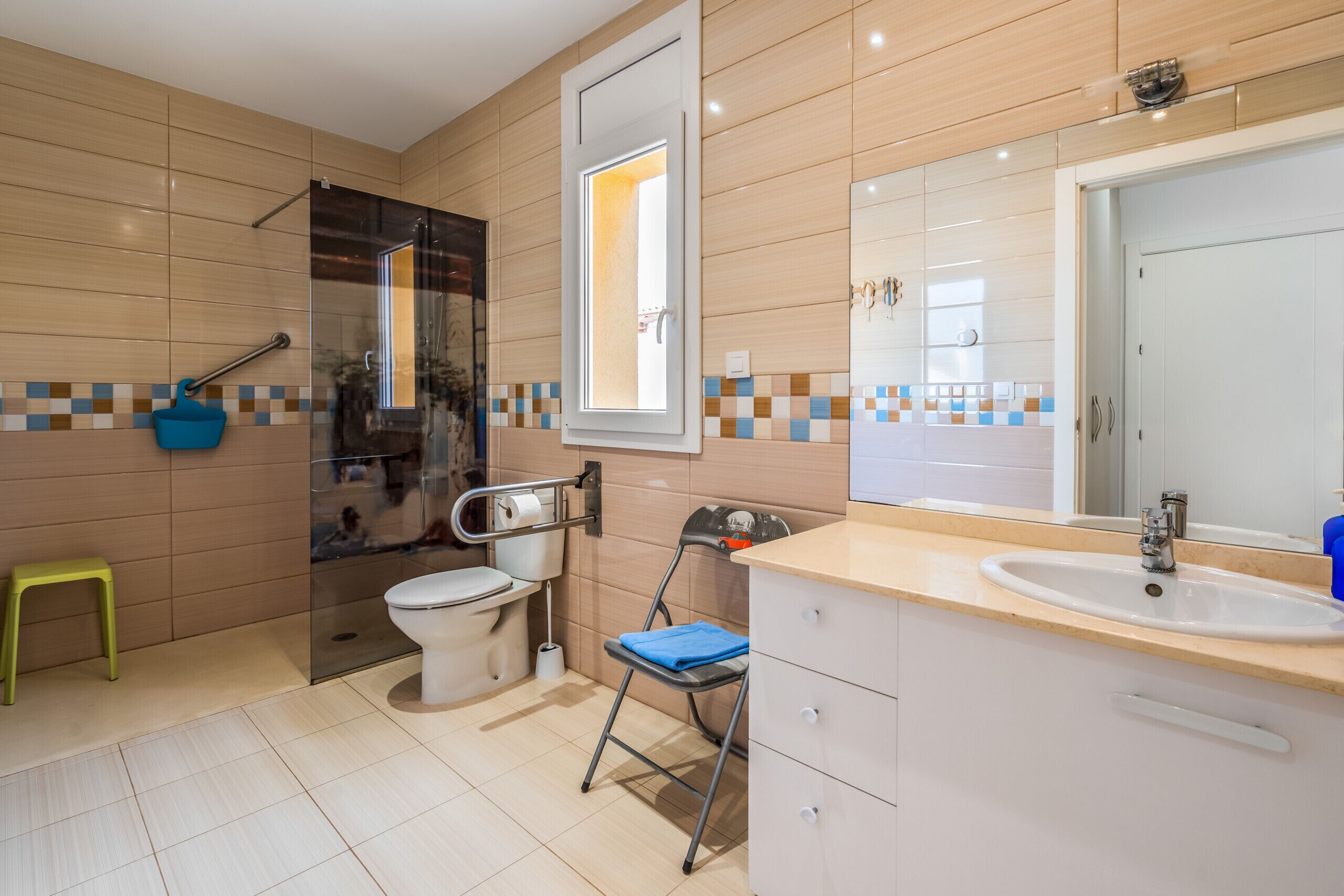 Un baño moderno con inodoro, lavabo y ducha.