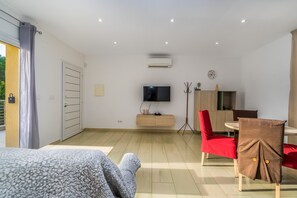 Caja fuerte, tabla de planchar con plancha, wifi gratis y ropa de cama
