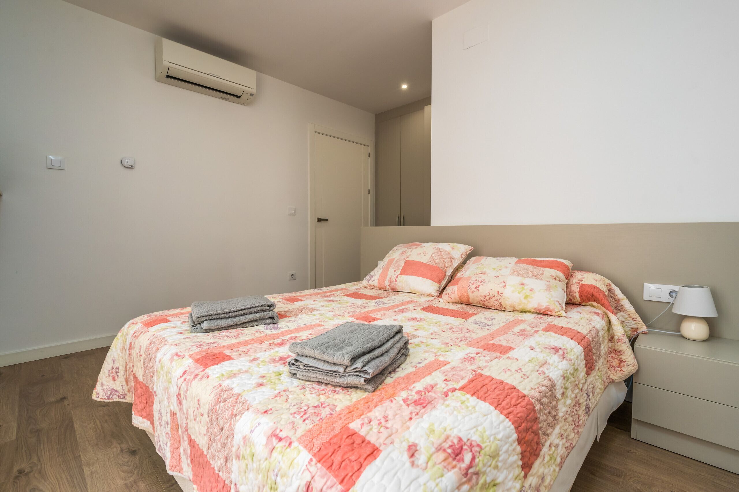 Een kluis op de kamer, een strijkplank/strijkijzer, gratis wifi