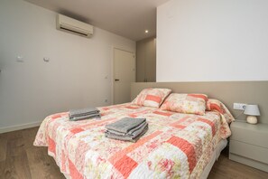 Caja de seguridad en la habitación y tabla de planchar con plancha