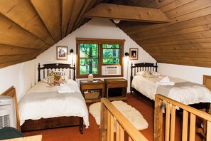 4 bedrooms, desk, travel cot, free WiFi