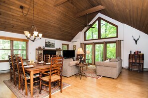 Smart-TV, peis, DVD-spiller og bøker