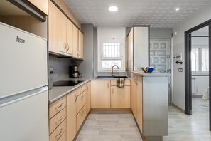 Kühlschrank, Mikrowelle, Wasserkocher mit Kaffee-/Teezubehör, Toaster