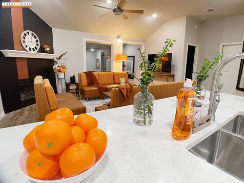 Stunning 5BR Sleeps 14 Round Rock for Large Team Events