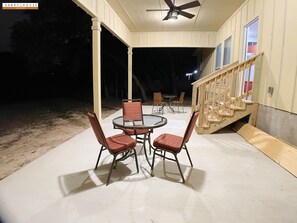 Outdoor dining - Stunning 5BR Sleeps 14 Round Rock for Large Team Events (Round Rock)