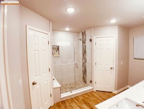 Combined shower/bathtub, hair dryer, towels, soap