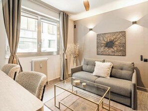 TV, offices - Stunning studio - Champs Elysées (Paris)