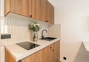 Réfrigérateur, micro-ondes, plaque de cuisson, cafetière/bouilloire