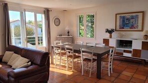 TV connectée, cheminée, livres, imprimantes