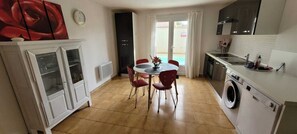 Fridge, microwave, oven, stovetop - VILLA 3 STARS 10 PEOPLE SWIMMING POOL SHOPS 1.2 km BEACHES (Saint-Georges-de-Didonne)