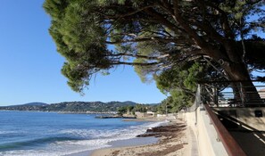 En la playa, sillas reclinables de playa