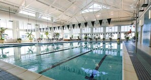 Una piscina cubierta, una piscina climatizada